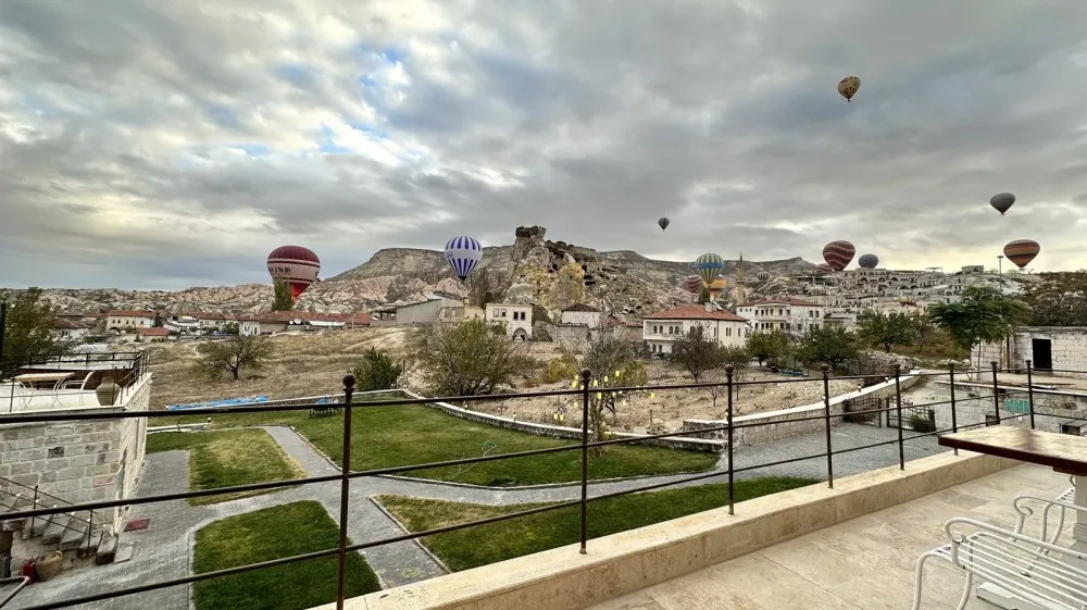 Çavuşin Kalesi üzerinde süzülen sıcak hava balonları