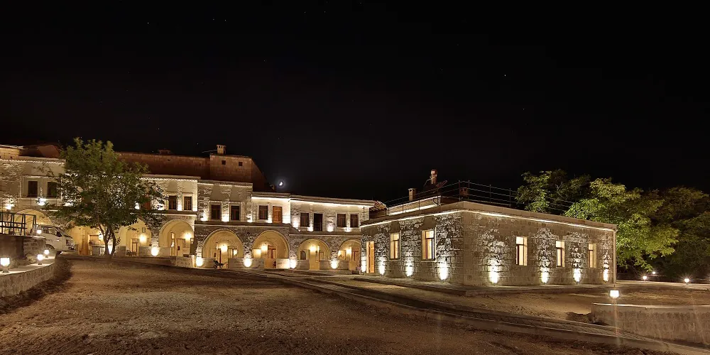 Jacob’s Cave Suites gece dış cephe